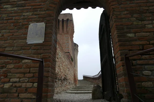 Φρούριο Της Brisighella Ισχυρά Τείχη Από Τούβλα Δύο Πύργους Και — Φωτογραφία Αρχείου