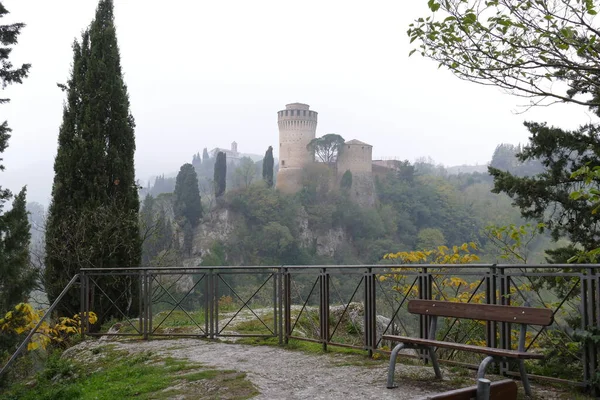 Brisighella Kalesinin Panoraması Köye Hükmeden Bir Tepenin Yeşil Kırsalıyla Çevrili — Stok fotoğraf