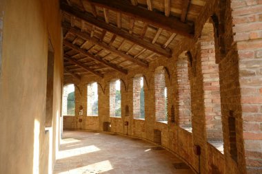 Imola 'daki Sforza Kalesi' nin dairesel kulesinin tepesinden panorama.