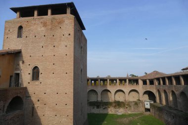 Imola 'daki Sforza Kalesi, kulesi olan iç avlu ve yükseltilmiş devriye yolları.