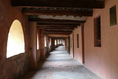 Brisighella 'da binaların içine inşa edilen antik yükseltilmiş eşek yolu ahşap kirişli ve kemerli pencereli tavana sahiptir. 