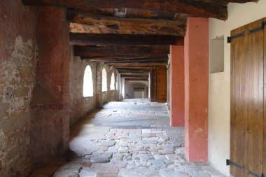 Brisighella 'da binaların içine inşa edilen antik yükseltilmiş eşek yolu ahşap kirişli ve kemerli pencereli tavana sahiptir. 