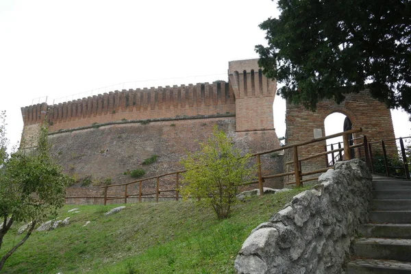 Pevnost Brisighella Mohutnými Cihlovými Zdmi Dvě Věže Hlídková Lávka Stojí — Stock fotografie