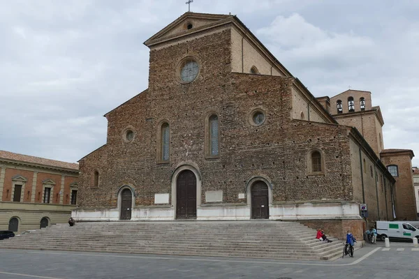 位于法恩扎的圣彼得大教堂 正面用粗糙的砖头建成 前面有楼梯和广场 — 图库照片