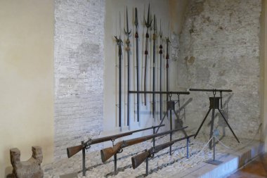 Imola 'daki Sforza Kalesi' nde eski silahlar, mızraklar, dirgenler ve kundakçıların kelepçeleri bulunuyor.