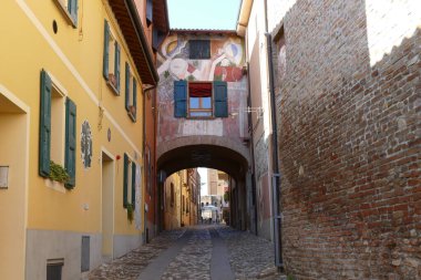 Dozza 'daki De Amicis Caddesi' ndeki binanın duvarlarında renkli resimler olan çağdaş sanat müzesi.
