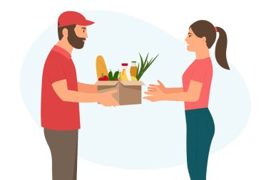 Teslimatçı kırmızı üniformalı, içinde yiyecek olan bir kutu tutuyor. Kurye, mutlu kadına bir paket ya da kutu teslim ediyor. Teslimat malları ekspres servisi. 