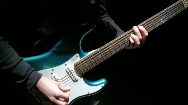 Jeune Musicien Mec Joue Une Guitare Électrique Dans Noir Sur — Video
