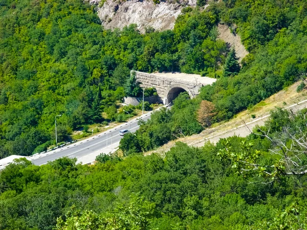Pohled Vysokých Zelených Kopců Hadovité Dálnici Horském Tunelu Lemovaném Kamenem — Stock fotografie