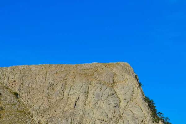 Vista Semidividida Pico Desnudo Montaña Sobre Precipicio Cielo Azul Sin —  Fotos de Stock