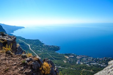 Çimenlik alandan dağlara deniz ve tatil köyündeki güneş manzarası