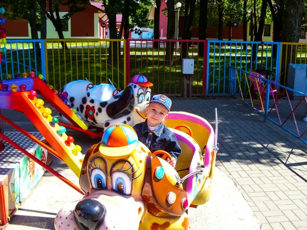 Fehér Kisfiú Sapkában Lovagol Egy Gyerek Körhintán Nyáron Egy Vidámparkban — Stock Fotó