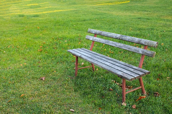 Lonely Old Wooden Bench Gray Worn Boards Relaxing Walk Lawn — Stockfoto