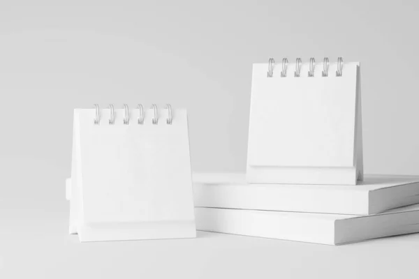 Mini mesa calendário branco em branco 3D renderização Mockup — Fotografia de Stock