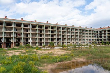 Lloret de mar, Katalonya, İspanya 10.11.2021: İspanya 'da terk edilmiş ev, kısmen inşa edilmiş