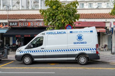Lloret de mar, Katalonya, İspanya 10.11.2021: Ambulans arabası kente park edildi