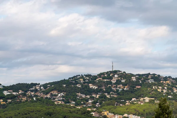 Kleine Stadt Hang Eines Berges Oder Berges Mit Vielen Grünen — Stockfoto