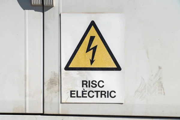 Cartello Sporco Attenzione All Elettricità Sulla Cabina Del Trasformatore Vicino — Foto Stock