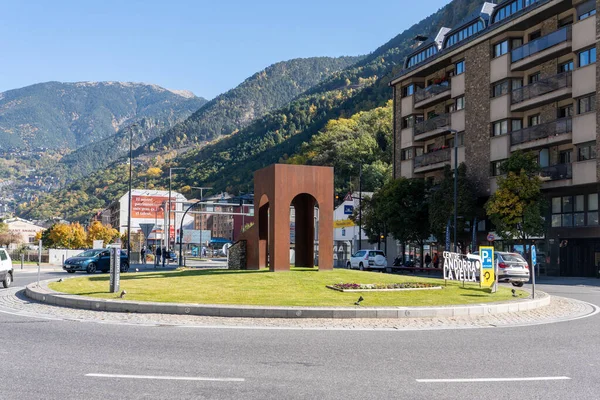 Andorra la Vella, Andorra - 10.28.2021: Hoş geldin işareti ile şehrin girişinde döner kavşak