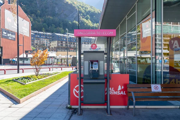 Andorra la Vella, Andorra - 10.28.2021: Andorra telekom şirketi, küçük bir kasabanın caddesinde durgun bir kamu telefonu