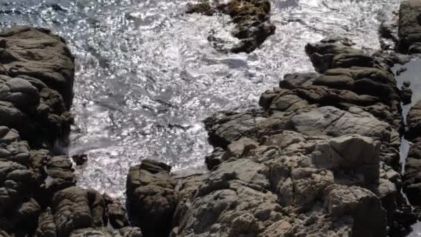 Zee golven crashen op de rotsen in de avond, vooraanzicht — Stockvideo
