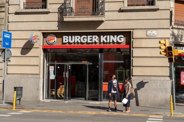 Barselona, Katalonya, İspanya - 10.31.2021: Burger King fast food restoranının girişi