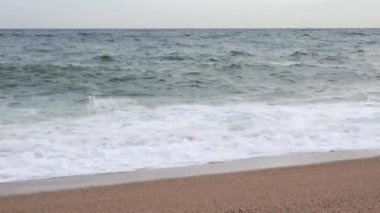 Deniz dalgaları akşam sahile çarpıyor.