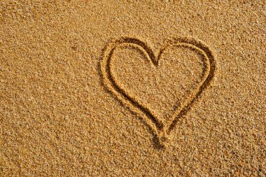 Kuma yazılmış kalp işareti Akşam güneşinde