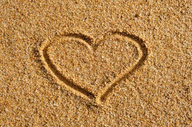 Kuma yazılmış kalp işareti Akşam güneşinde