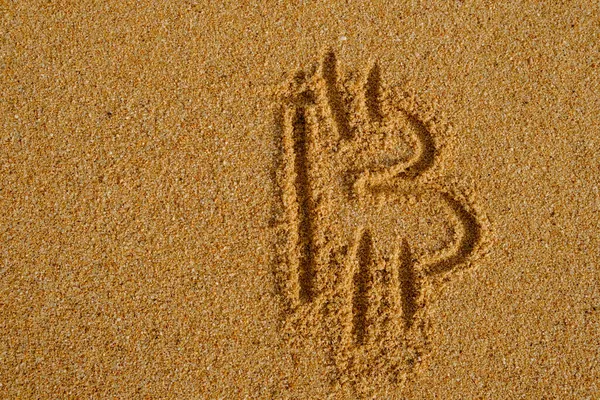 黄昏时分在沙滩上写下的比特币标志 — 图库照片