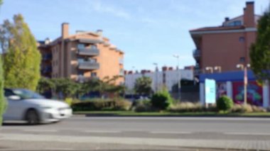İspanya 'nın küçük bir kasabasındaki sokak ve yol trafiğinin bulanık kenarı