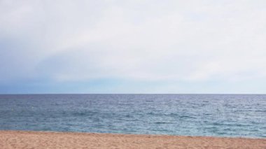 Deniz dalgaları akşam sahile çarpıyor.