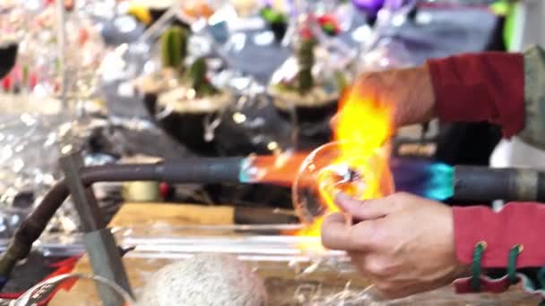 Maestro del vidrio de mano durante el proceso de fabricación — Vídeos de Stock