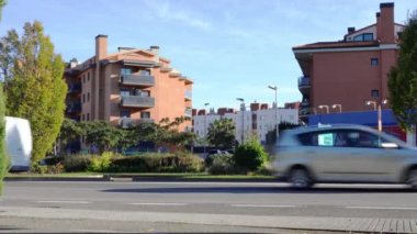 İspanya 'nın küçük bir kasabasında sokak ve yol trafiğinin yan görüntüsü