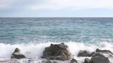 Deniz dalgaları akşam sahile çarpıyor.