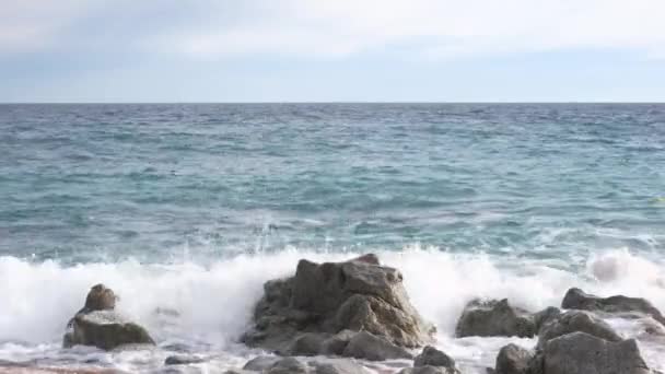 Mer vagues crash sur la plage dans la soirée, vue de face — Video