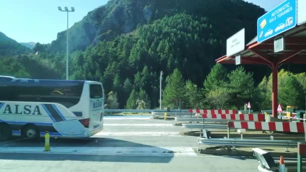Spanischer Bus passiert bezahlte Kontrolle auf bezahlte Straße — Stockvideo