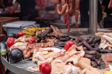 Orta Çağ 'a adanmış bir şehir festivalinde açık havada farklı et, sosis ve sebzelerle büyük bir ızgara.