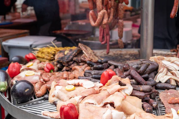 Orta Çağ 'a adanmış bir şehir festivalinde açık havada farklı et, sosis ve sebzelerle büyük bir ızgara.