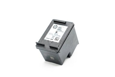 Lloret de Mar, İspanya - 11.15.2021: HP (Hewlett-Packard) Inc yazıcı siyah kartuşu 305 model