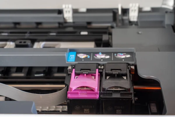 Lloret de Mar, İspanya - 11.15.2021: HP Inc yazıcı kartuşu renkli ve siyah kıskançlık 6000 serisi