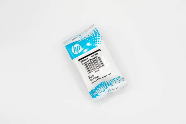 Lloret de Mar, İspanya - 11.15.2021: HP (Hewlett-Packard) Inc yazıcı siyah kartuşu 305 model