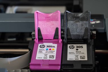 Lloret de Mar, İspanya - 11.15.2021: HP Inc yazıcı kartuşu renkli ve siyah kıskançlık 6000 serisi