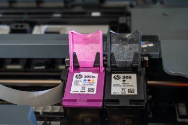 Lloret de Mar, İspanya - 11.15.2021: HP Inc yazıcı kartuşu renkli ve siyah kıskançlık 6000 serisi