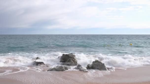 Tenger hullámok összeomlik a strandon este, elölnézet — Stock videók