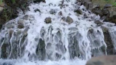 Parktaki şelale kayaları arasında akarsu, yakın çekim