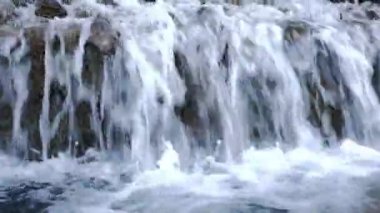 Parktaki şelale kayaları arasında akarsu, yakın çekim