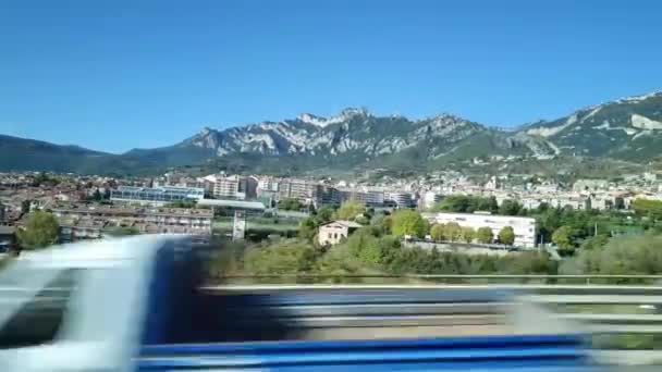 Vista dalla finestra dell'autobus sulle montagne, passando per la piccola città — Video Stock