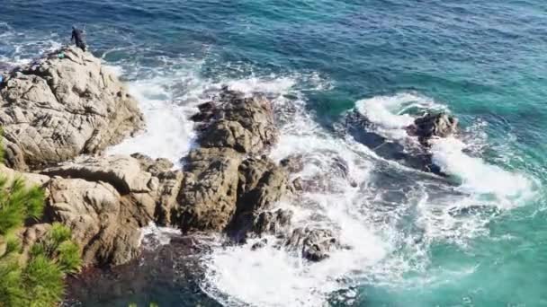 Ondas do mar colidindo em rochas perto da costa — Vídeo de Stock