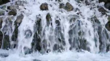 Parktaki şelale kayaları arasında akarsu, yakın çekim